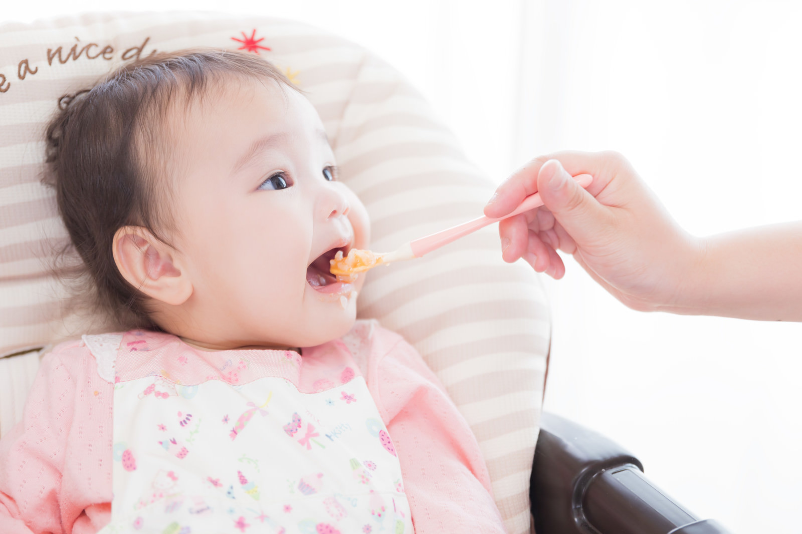 赤ちゃんが離乳食を食べている画像